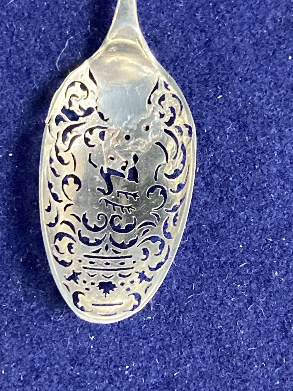 An 18th century white metal mote spoon (a.f.), 17.6cm, 7 grams.